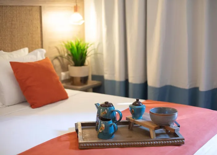 Avaton Hotel, Philian & Skiathos stad