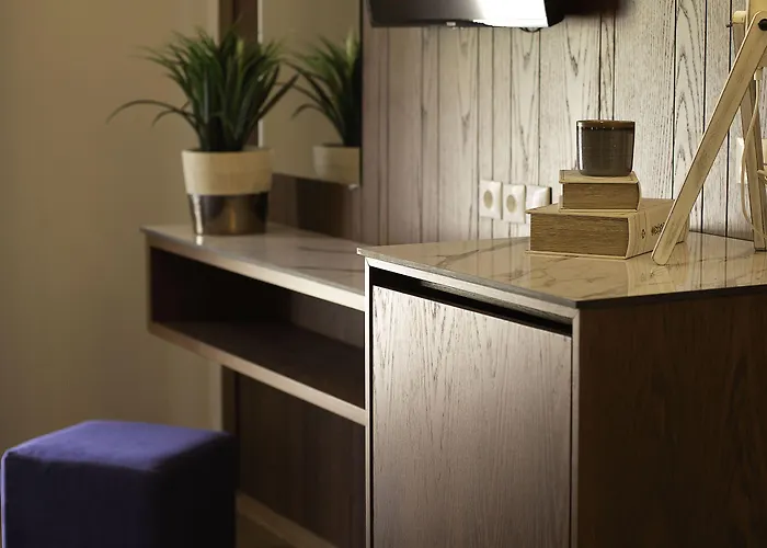 Avaton Hotel, Philian &