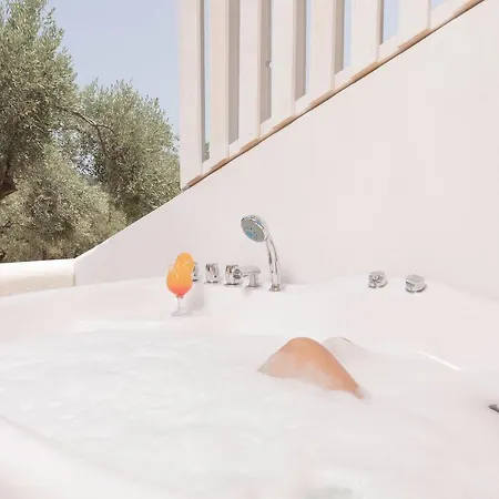 Avaton Hotel, Philian &