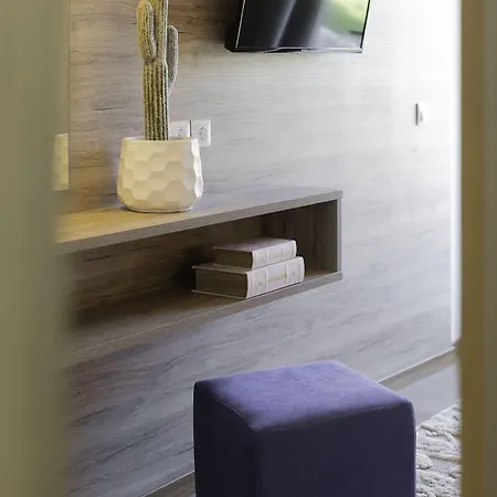 Avaton Hotel, Philian &