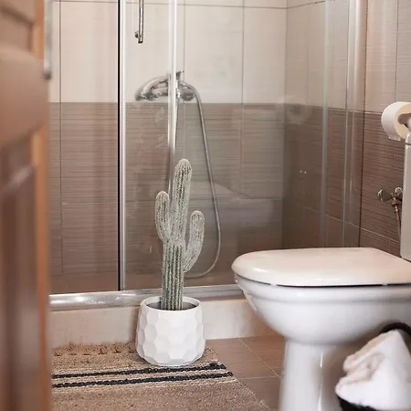 Avaton Hotel, Philian &