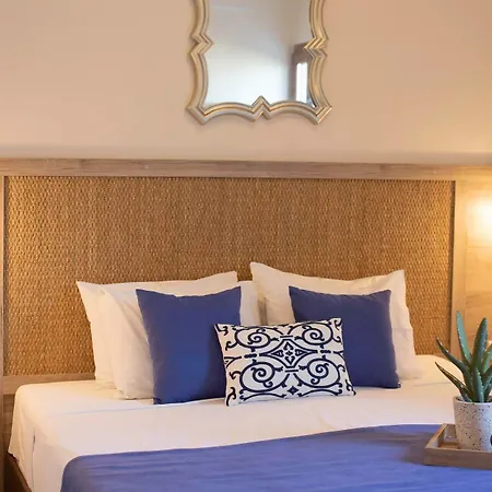 Avaton Hotel, Philian &
