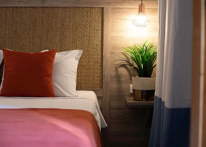 Avaton Hotel, Philian &