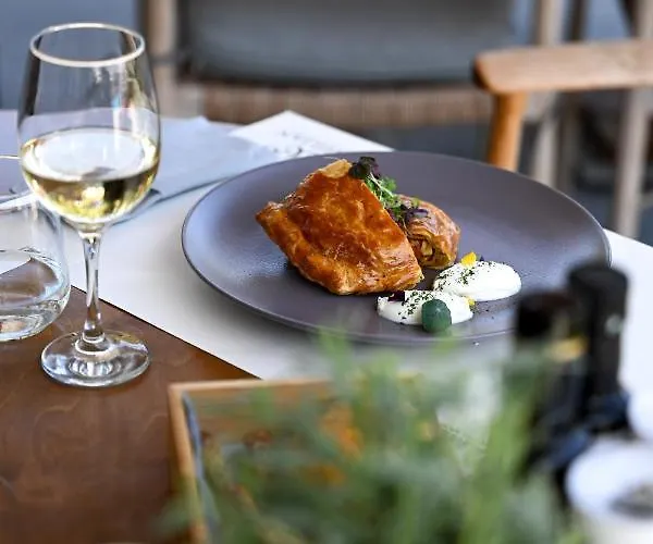 Avaton Hotel, Philian &