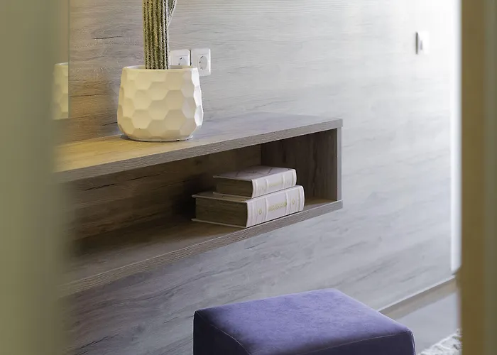 Avaton Hotel, Philian &