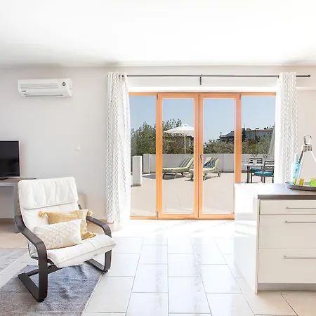 Avaton Hotel, Philian & Szálloda