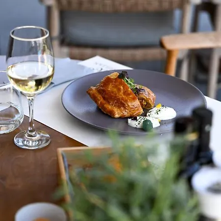 Avaton Hotel, Philian &