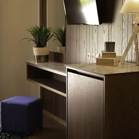 Avaton Hotel, Philian &